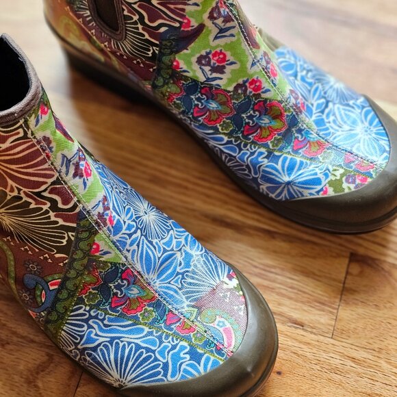 Dansko rain booties. Great pattern. - Picture 1 of 7